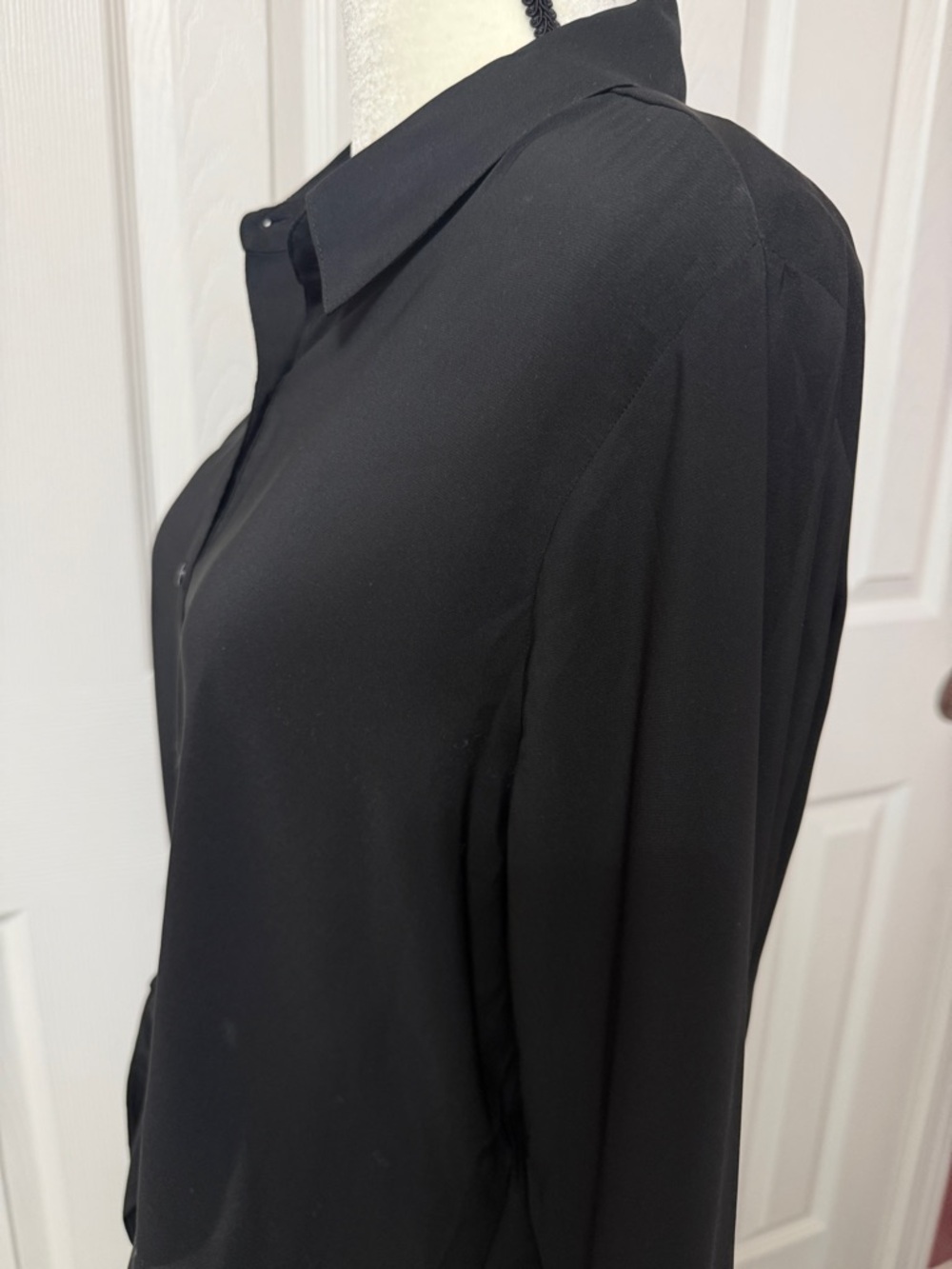 NWT Express Portofino Conscious Edit Black Button Down Tie Top Sz. L #2369 - Picture 2 of 8